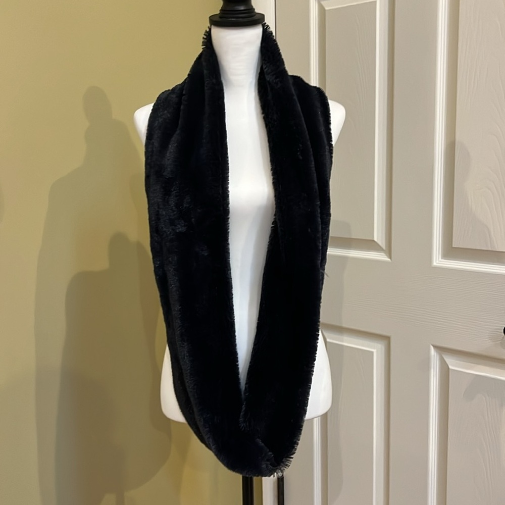 Simonetta, navy, infinity scarf - Picture 3 of 5